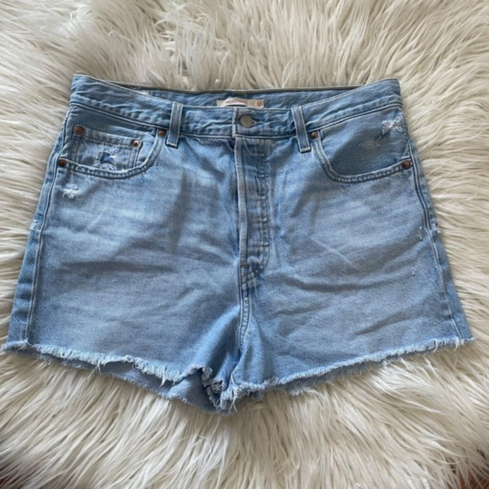 Levi’s ribcage light wash frayed cut off premium denim shorts size 32